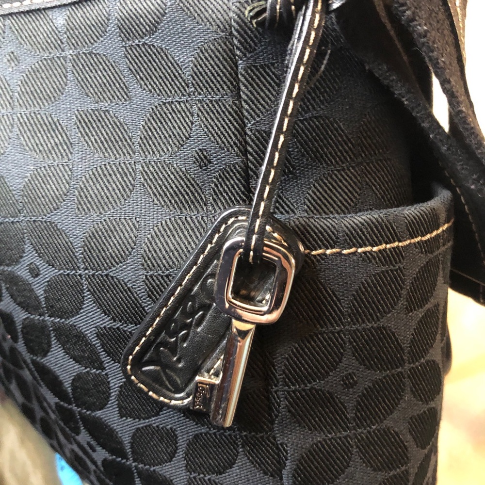 Fossil Black Messenger Bag with Adjustable Strap. Like new. OG hangtag and key - Picture 3 of 16